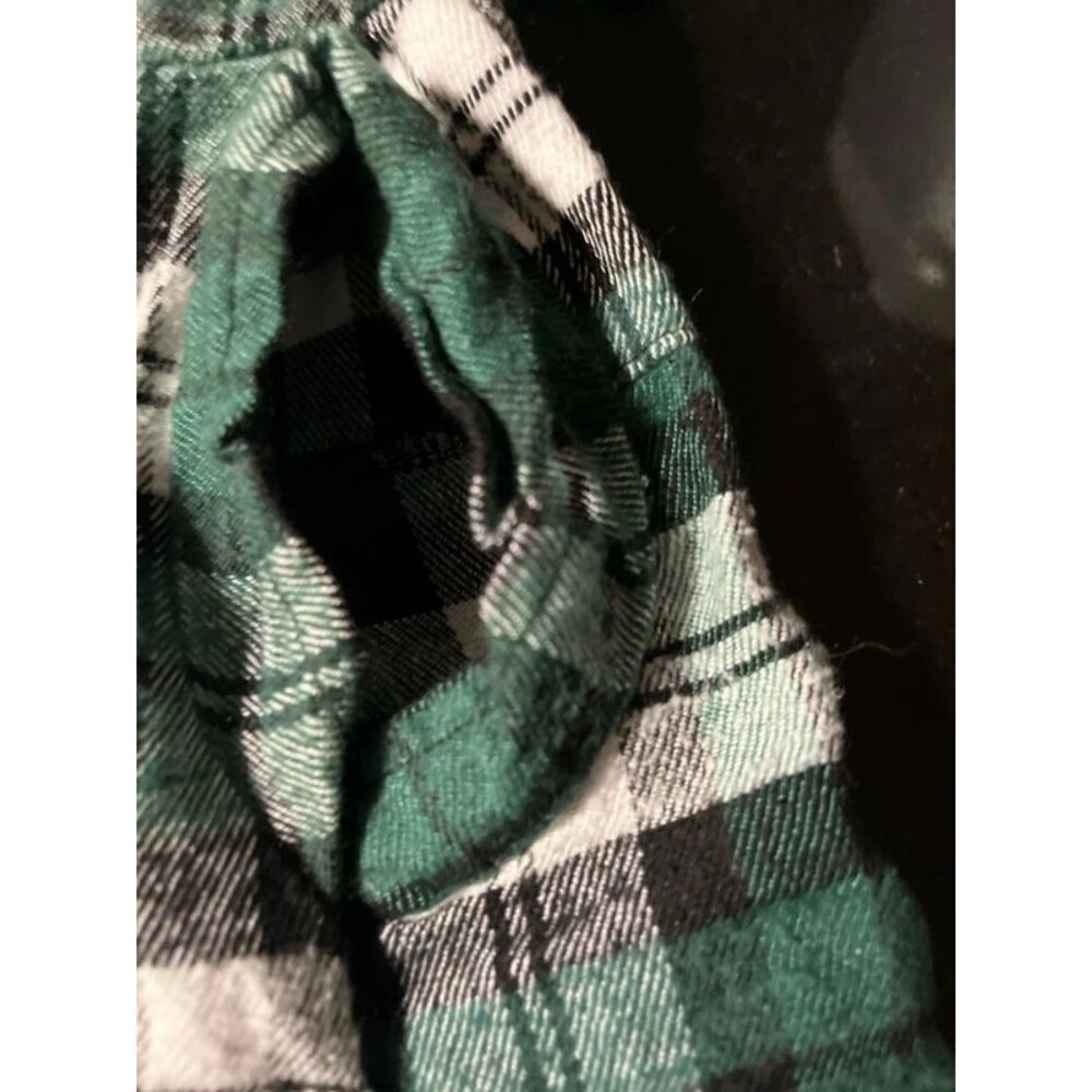 Green white and black flannel shirt for a cat cleaned - Picture 6 of 6